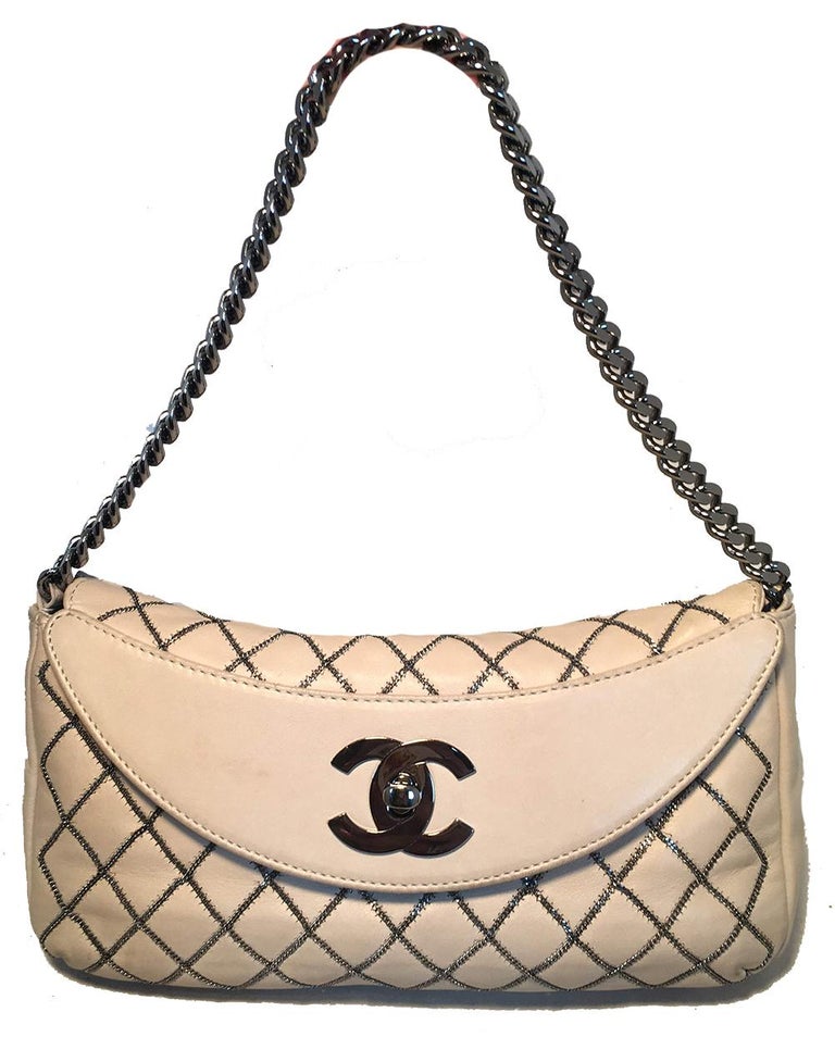 Chanel Timeless/Classic shoulder flap bag in beige quilted lambskin leather,  GHW For Sale at 1stDibs